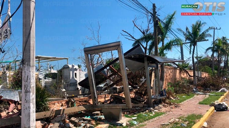 Habitantes de Acapulco se dan tiempo para visitar a sus fieles difuntos