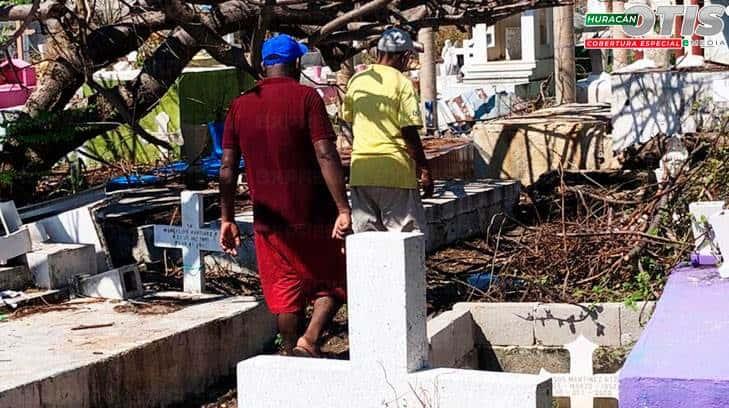 Habitantes de Acapulco se dan tiempo para visitar a sus fieles difuntos