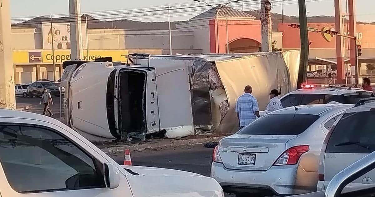 Vuelca camión de carga en bulevar al norte de Hermosillo