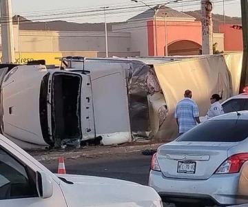 Vuelca camión de carga en bulevar al norte de Hermosillo