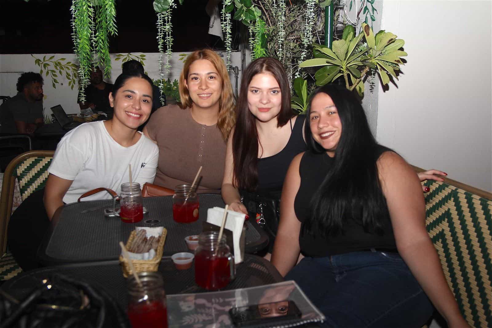 Buena plática con amigos en Casa Garmendia, Café y Churrería