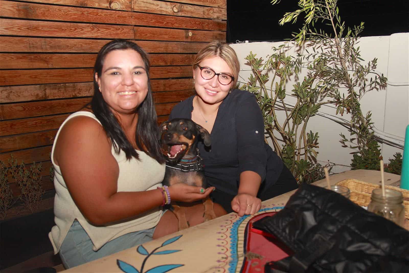 Buena plática con amigos en Casa Garmendia, Café y Churrería