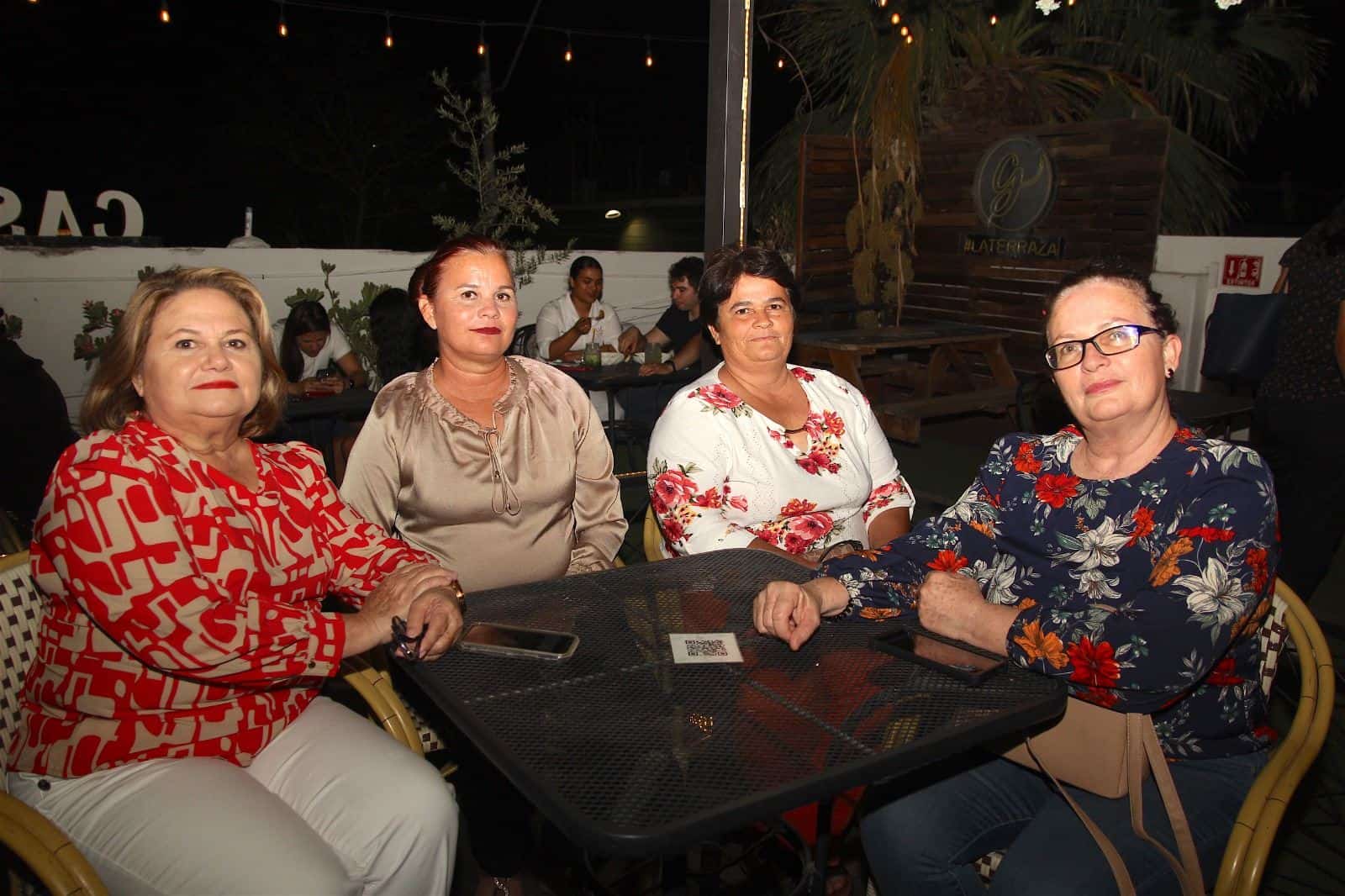 Buena plática con amigos en Casa Garmendia, Café y Churrería