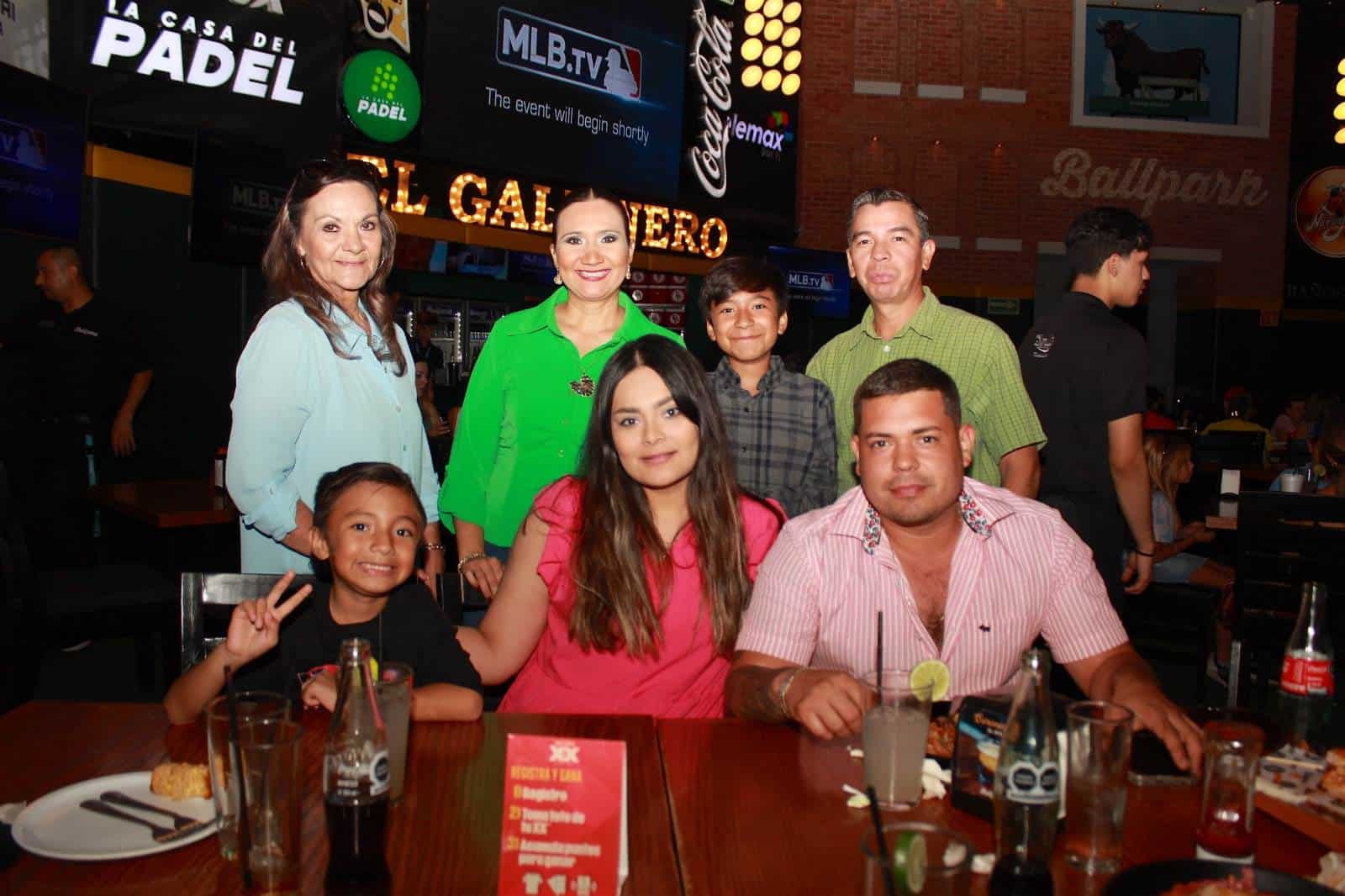 Comparten una deliciosa comida en Ballpark