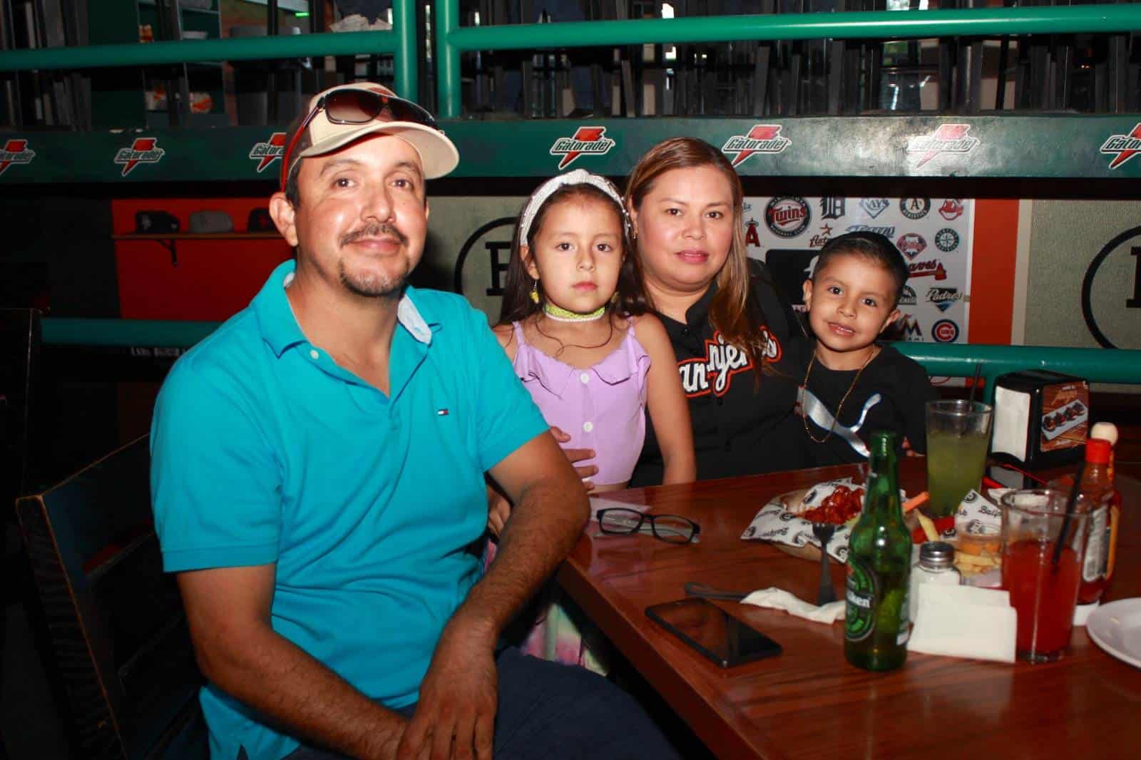 Comparten una deliciosa comida en Ballpark