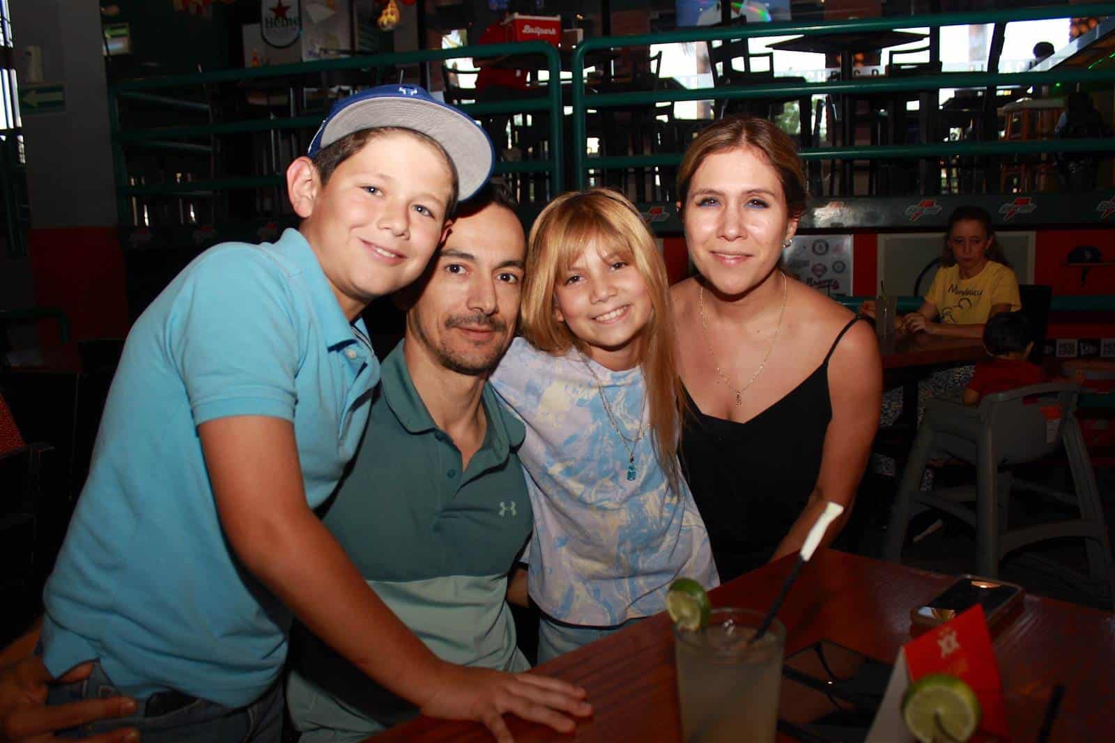 Comparten una deliciosa comida en Ballpark