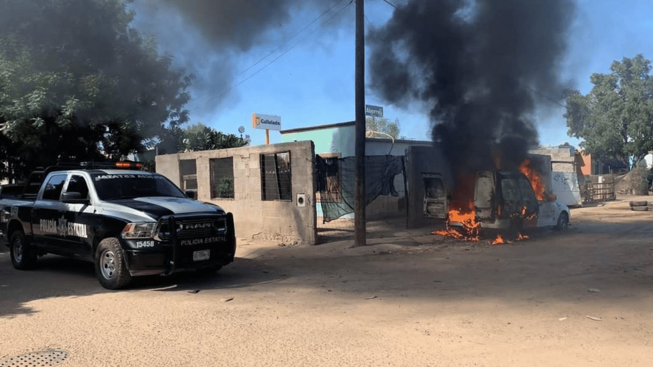 Se incendia vehículo en la colonia Los Arroyos; no hubo lesionados