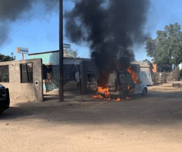 Se incendia vehículo en la colonia Los Arroyos; no hubo lesionados