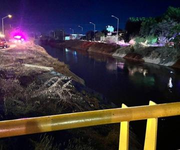 Cae vehículo a Canal de Las Pilas; Bomberos buscan un cuerpo