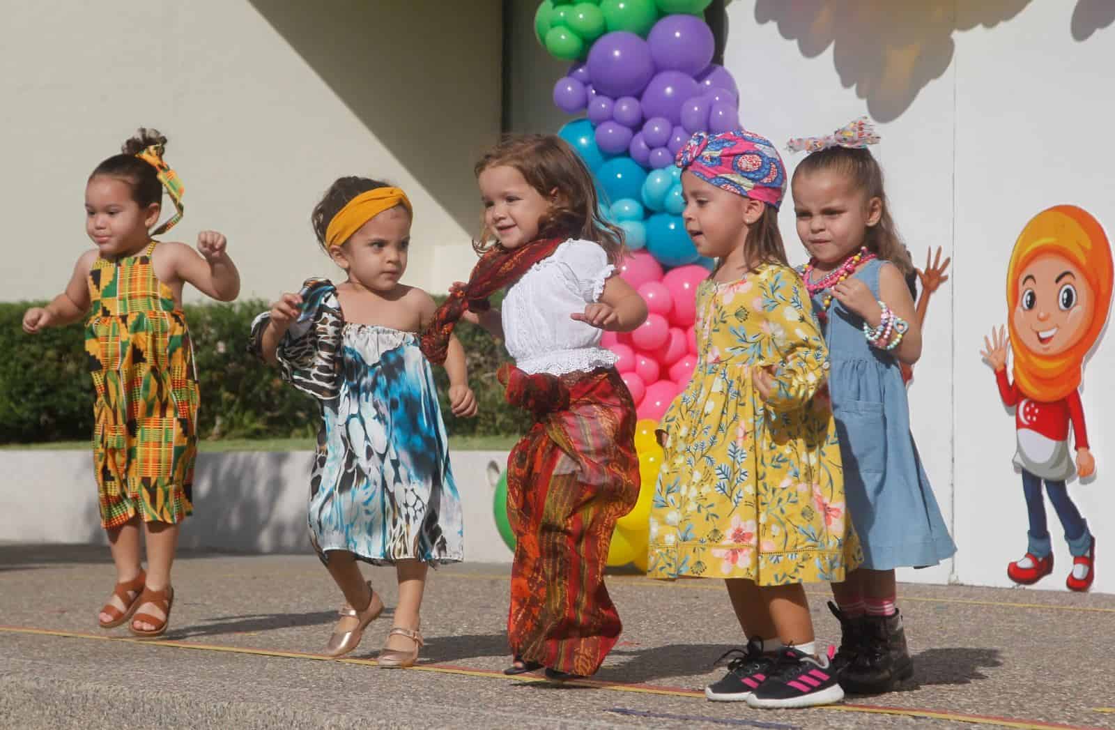 Festival Peace around the world en Kinder Thezia