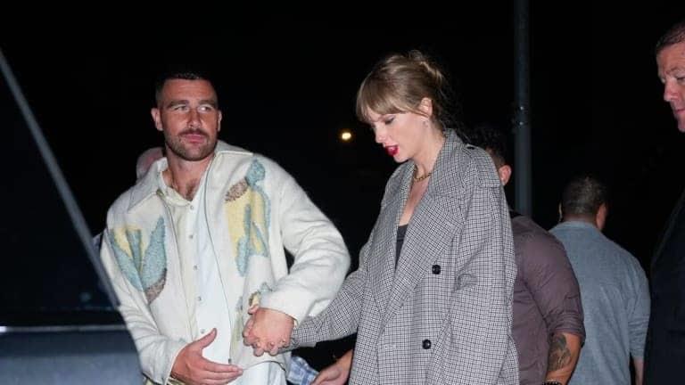 Taylor Swift besa a Travis Kelce en Argentina y el publico ovaciona