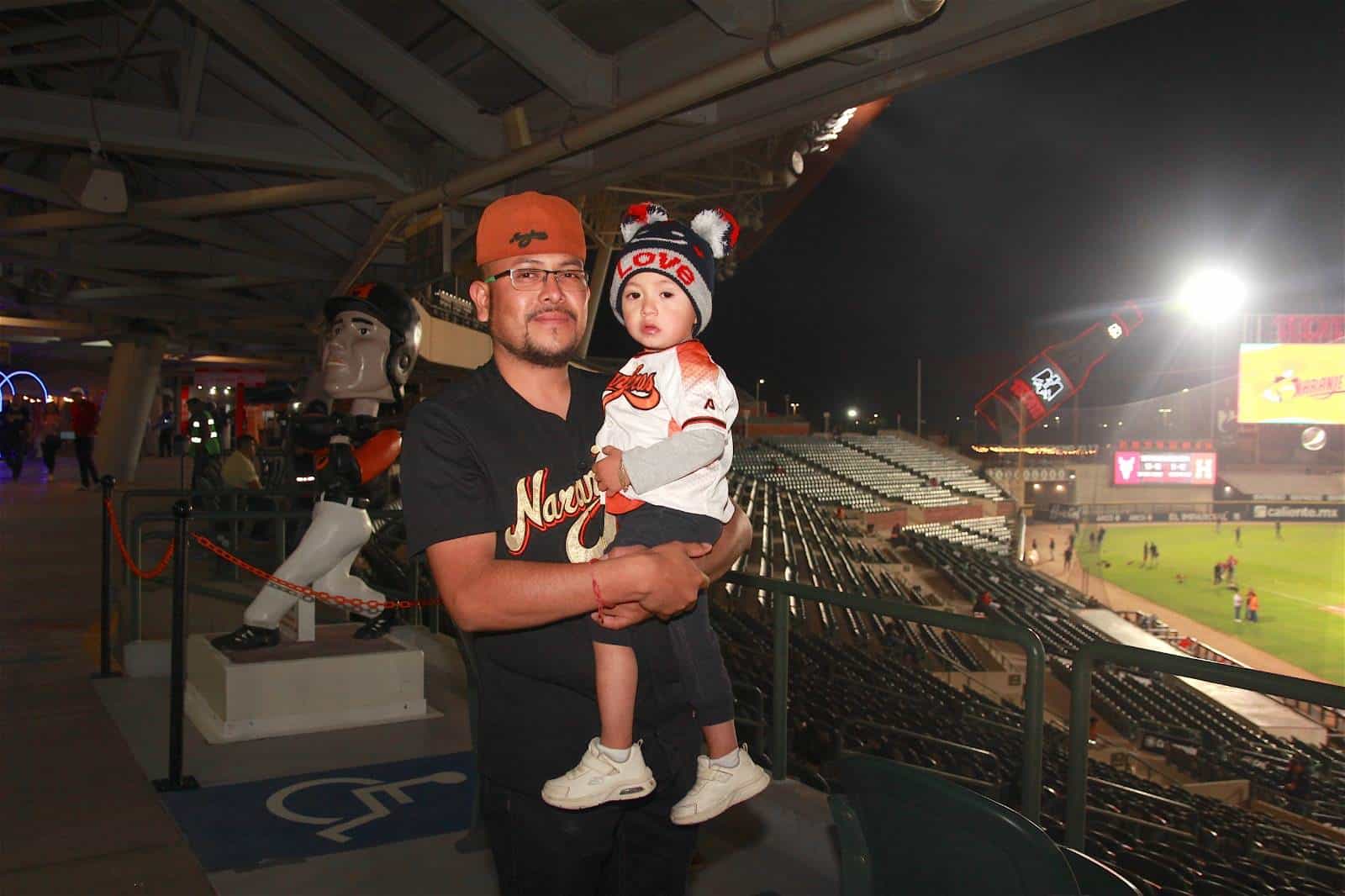 Disfrutan noche de béisbol en el estadio Fernando Valenzuela