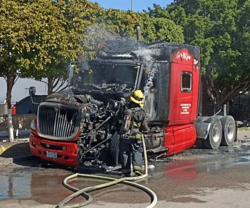 Se incendia tráiler tras presunta falla mecánica en Navojoa