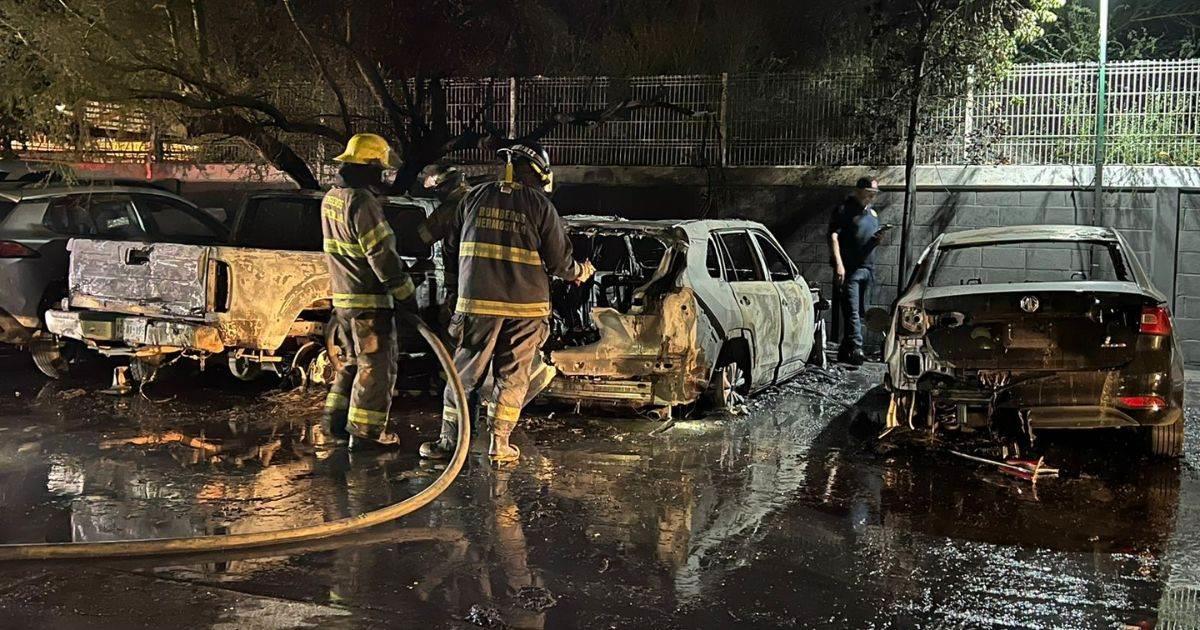 Se incendian automóviles en estacionamiento de hotel en Hermosillo