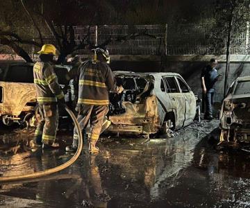 Se incendian automóviles en estacionamiento de hotel en Hermosillo