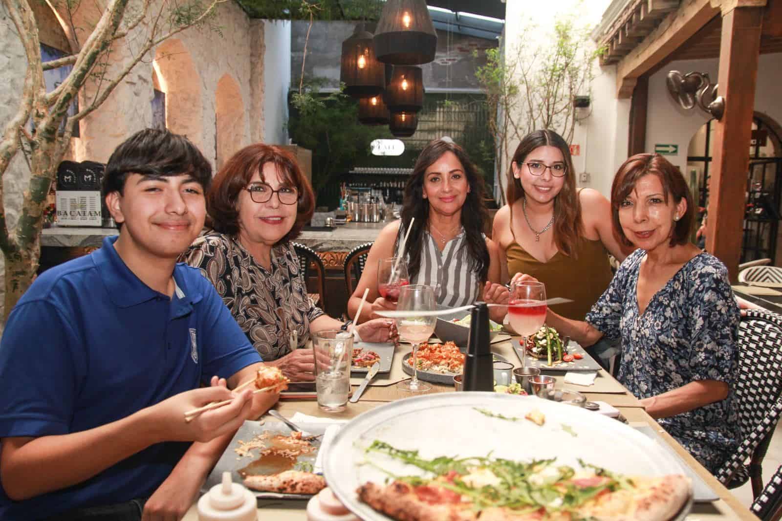 Agradable cena con amigos en Casona Obregón 55