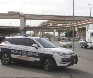 Policía Estatal evita que mujer se arroje de un puente en Hermosillo