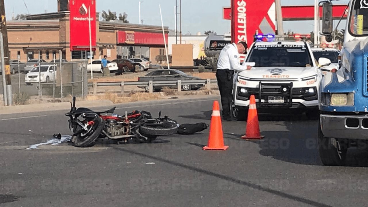 Muere motociclista al impactarse con una unidad de transporte urbano