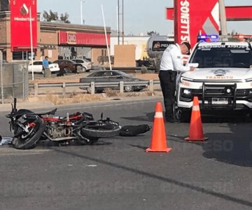 Muere motociclista al impactarse con una unidad de transporte urbano
