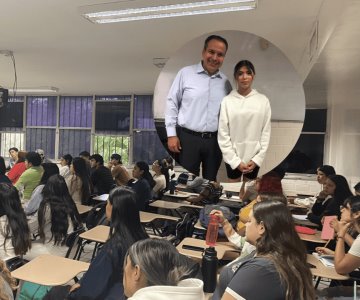 Comparte Antonio Astiazarán experiencias con alumnos de la Unison