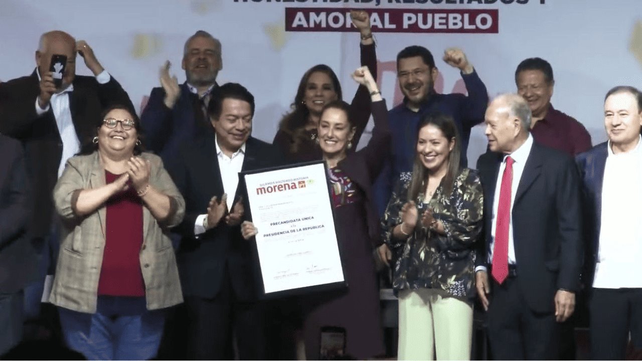 Recibe Claudia Sheinbaum constancia de precandidata única a la Presidencia