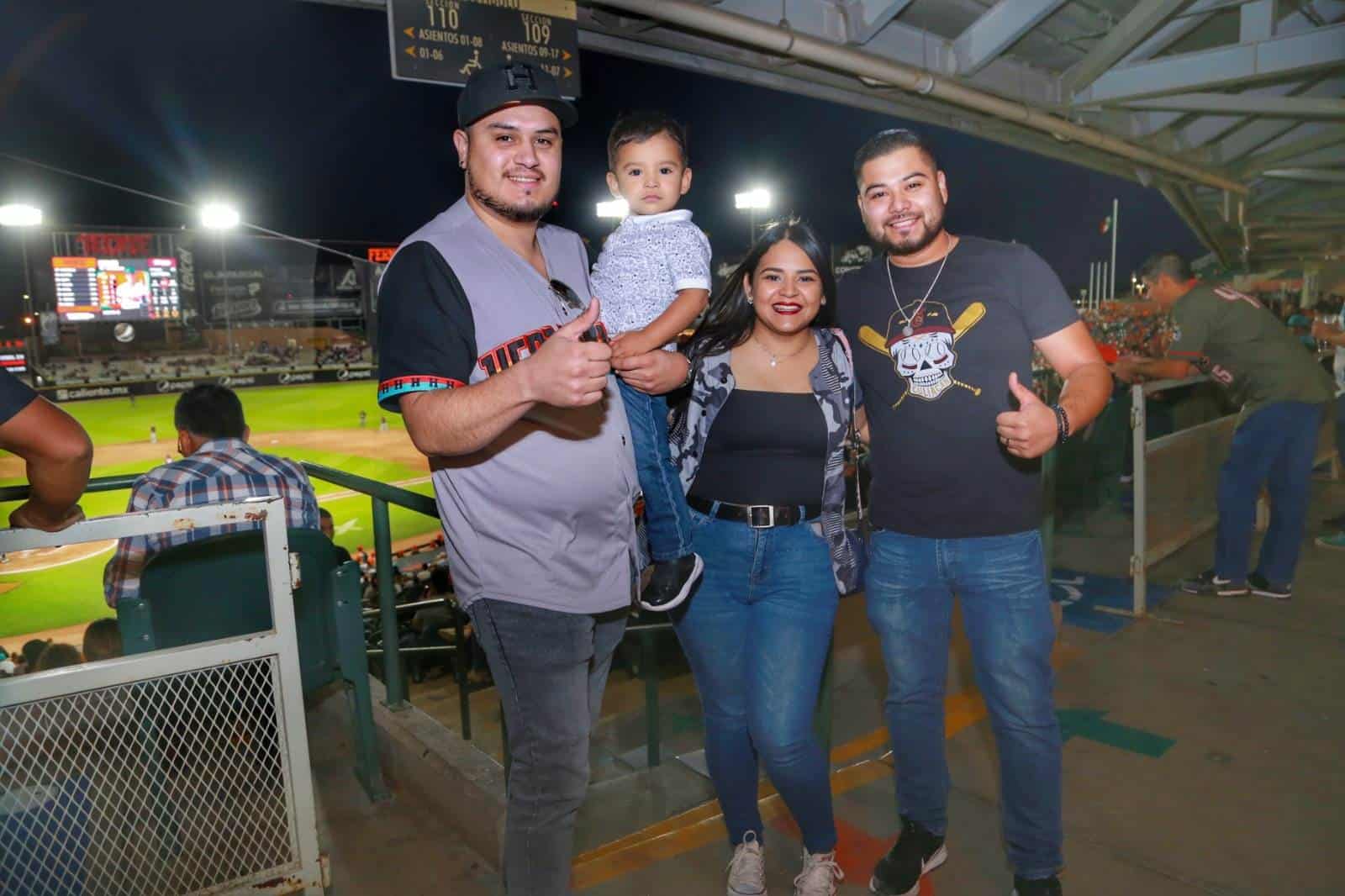 Viven la fiesta beisbolera en el estadio Fernando Valenzuela