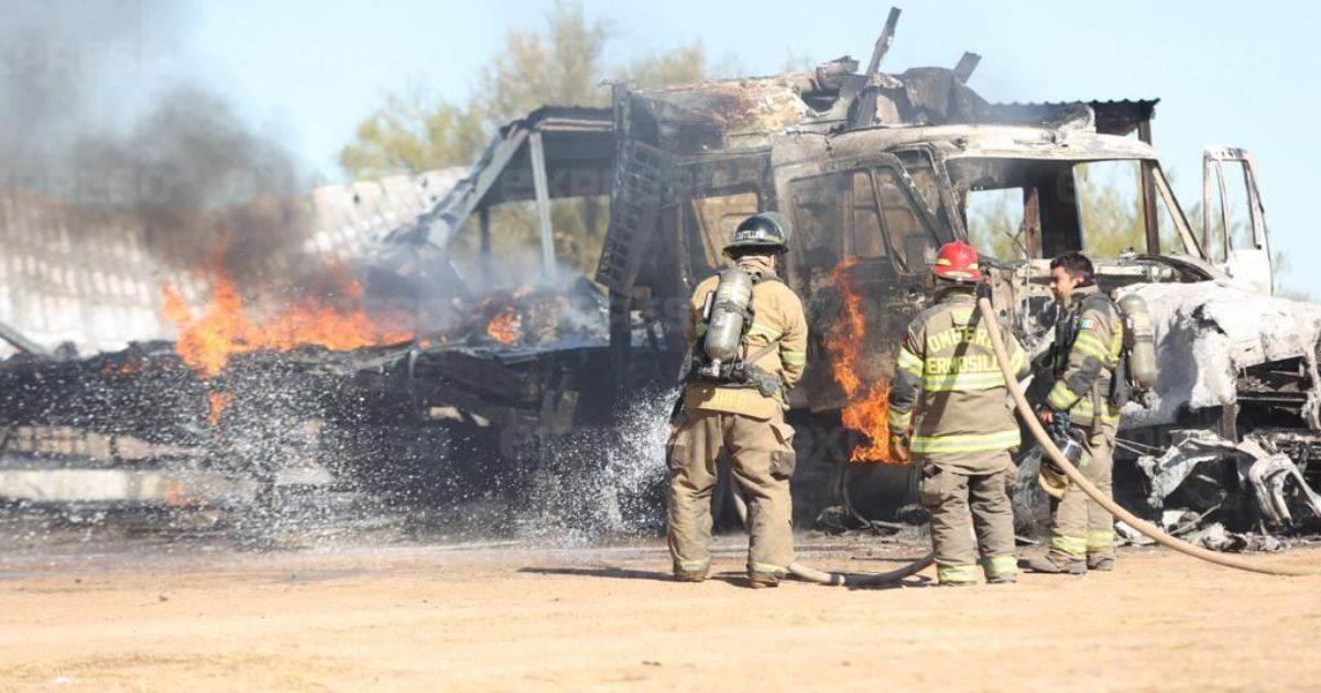 Hombre muere calcinado en incendio de un tráiler en carretera a Guaymas
