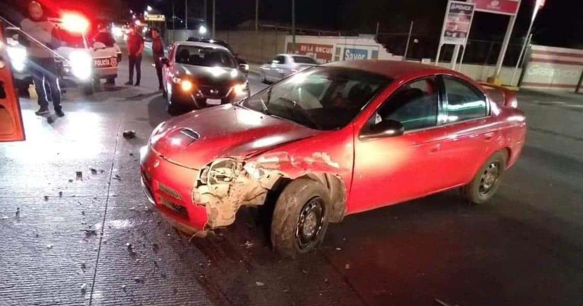 Fuerte choque en Periférico Oriente; conductor no obedeció al semáforo