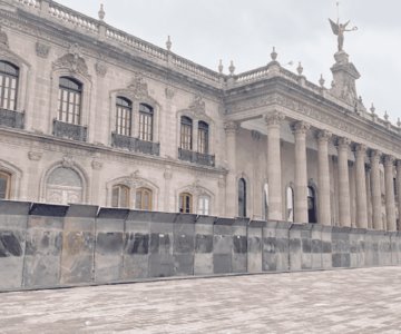 Resguardan con vallas Palacio de Gobierno de Nuevo León