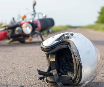 Elementos de la policía auxilian a motociclista lesionado en accidente