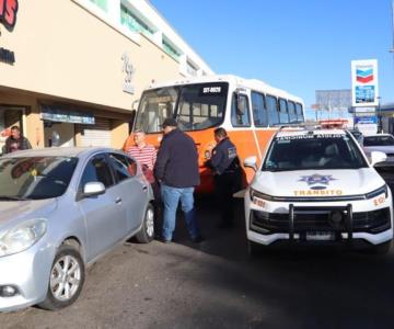 Un camión choca contra un carro en calle de Jardín Juárez