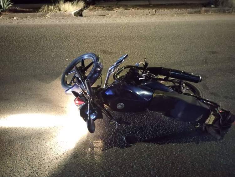 Motociclista es hallado sin vida a metros de su unidad