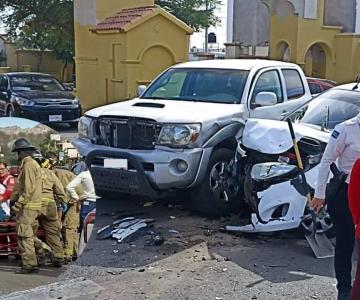 Mujer es llevada de emergencia a hospital tras aparatoso accidente
