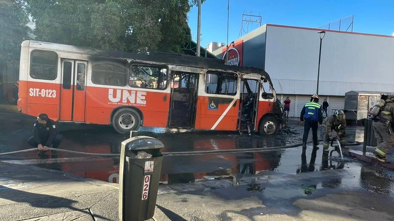 Un camión se incendió por sobrecalentamiento en el centro de Hermosillo