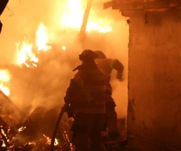 Pérdida total de dos casas tras incendio en la colonia Altares