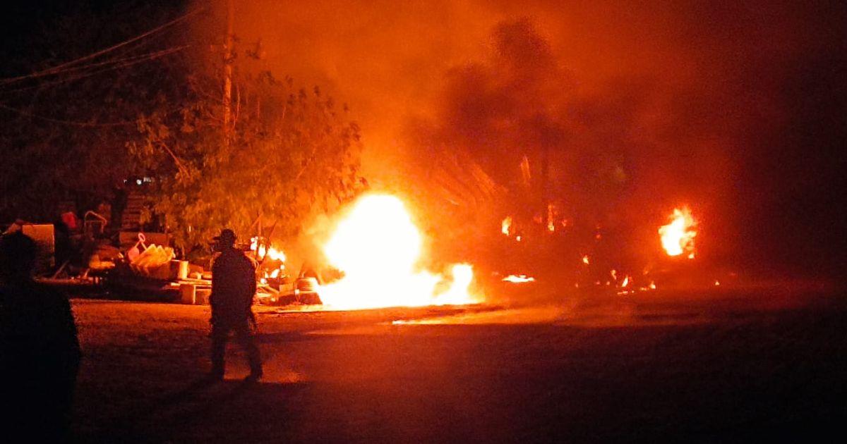Bomberos combaten fuerte incendio al oriente de Hermosillo; tráiler explotó
