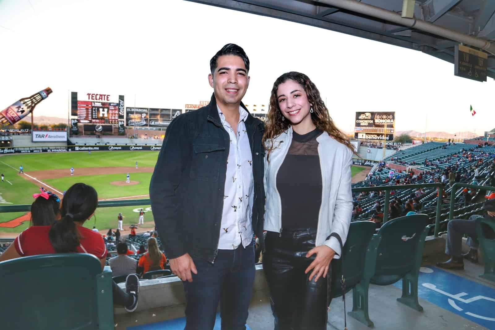 Disfrutan la emoción del beisbol En el estadio Fernando Valenzuela