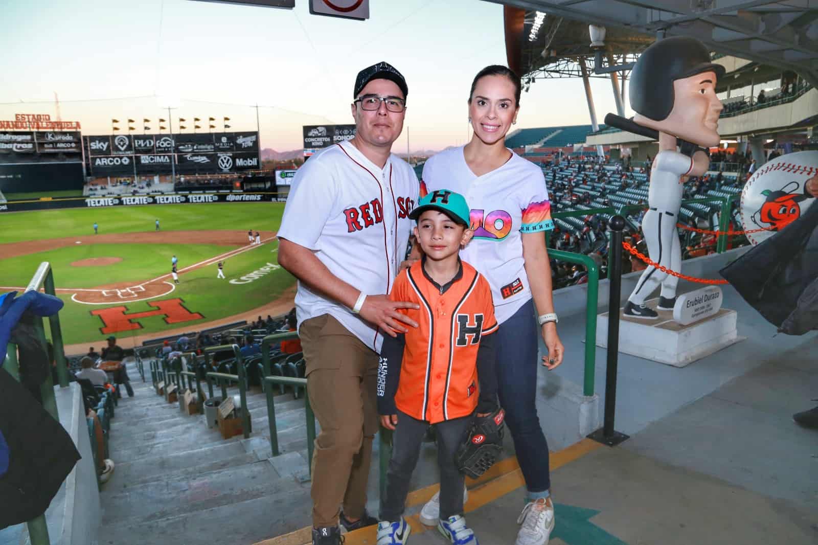 Disfrutan la emoción del beisbol En el estadio Fernando Valenzuela