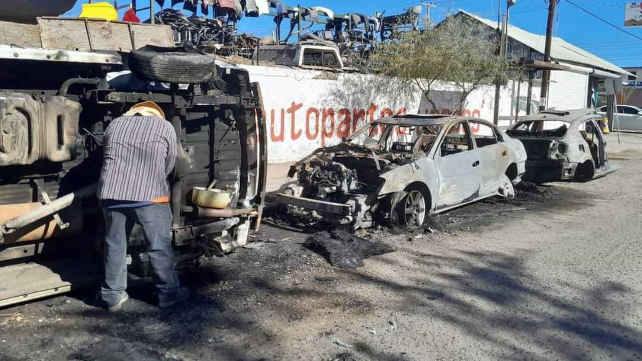 Tres vehículos quedaron incinerados en colonia Olivares