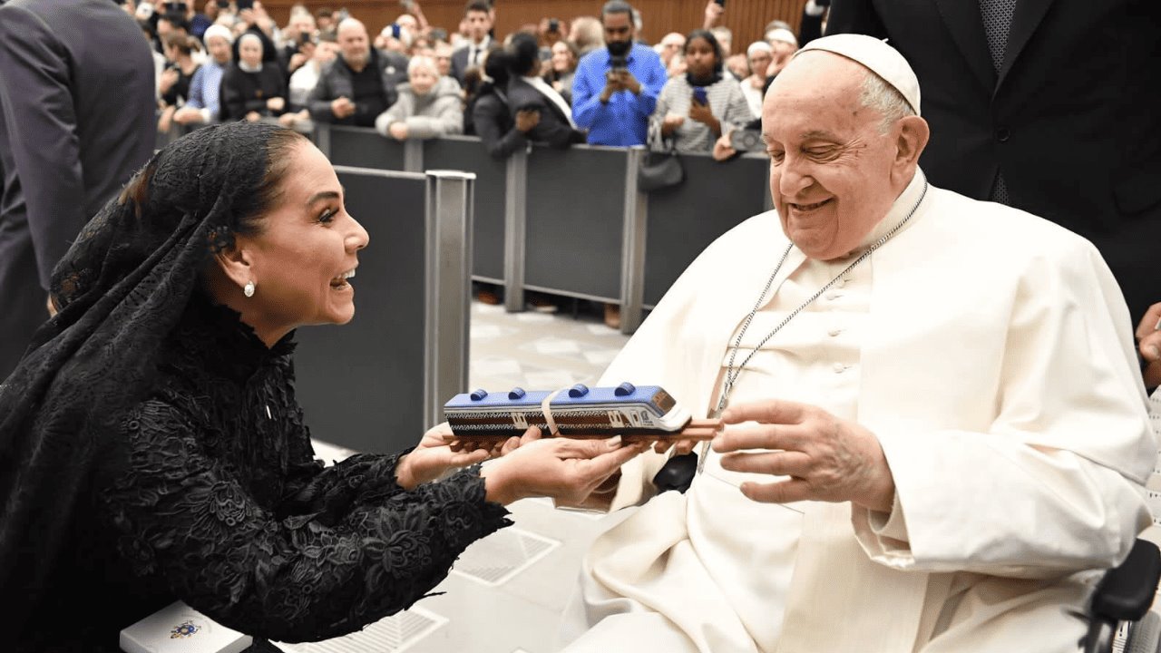 Mara Lezama entrega réplica del Tren Maya y carta de AMLO al Papa Francisco