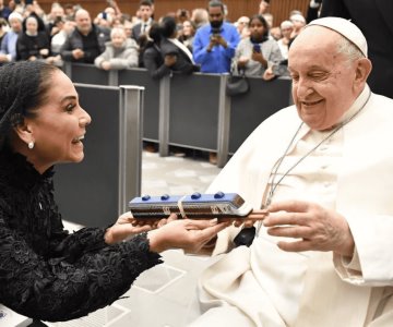 Mara Lezama entrega réplica del Tren Maya y carta de AMLO al Papa Francisco