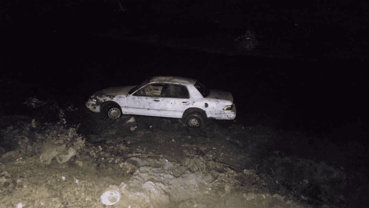Cae vehículo al canal de dren Las Ánimas en Huatabampo