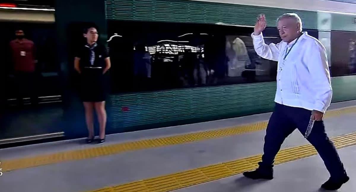 López Obrador se sube al Tren Maya durante recorrido inaugural