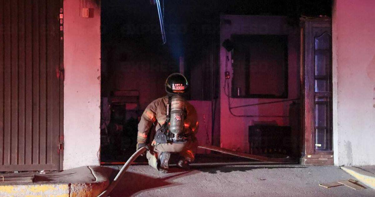 Combaten incendio de bodega en Las Granjas; responsable se dio a la fuga