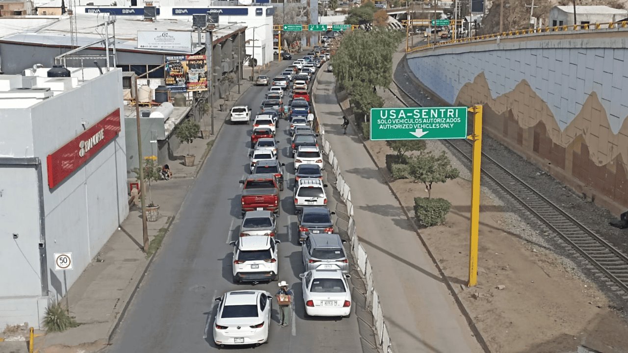 Aumenta flujo vehicular en Nogales por temporada decembrina