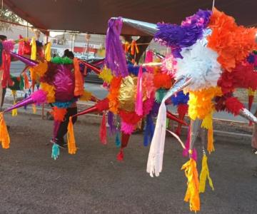 María de los Ángeles transmite a su familia el arte de hacer piñatas