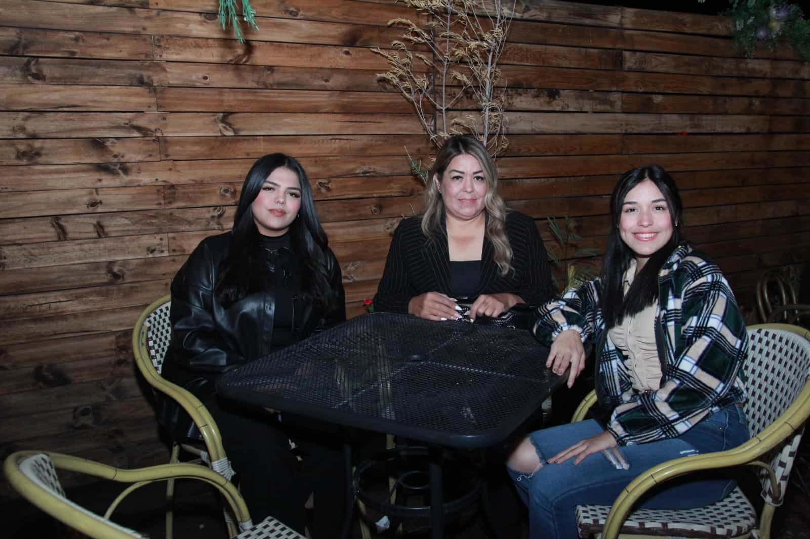 Amena convivencia con amigos en Casa Garmendia, Café y Churrería