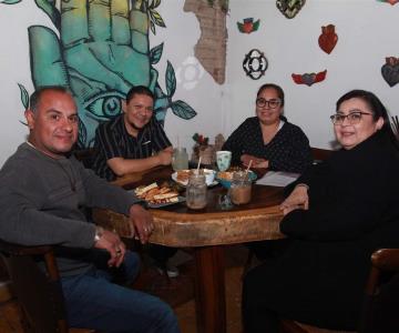 Amena convivencia con amigos en Casa Garmendia, Café y Churrería