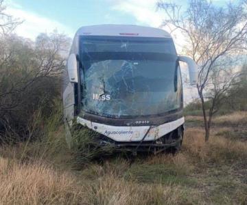 Autobús se sale de la carretera y sufre accidente en tramo Obregón-Empalme