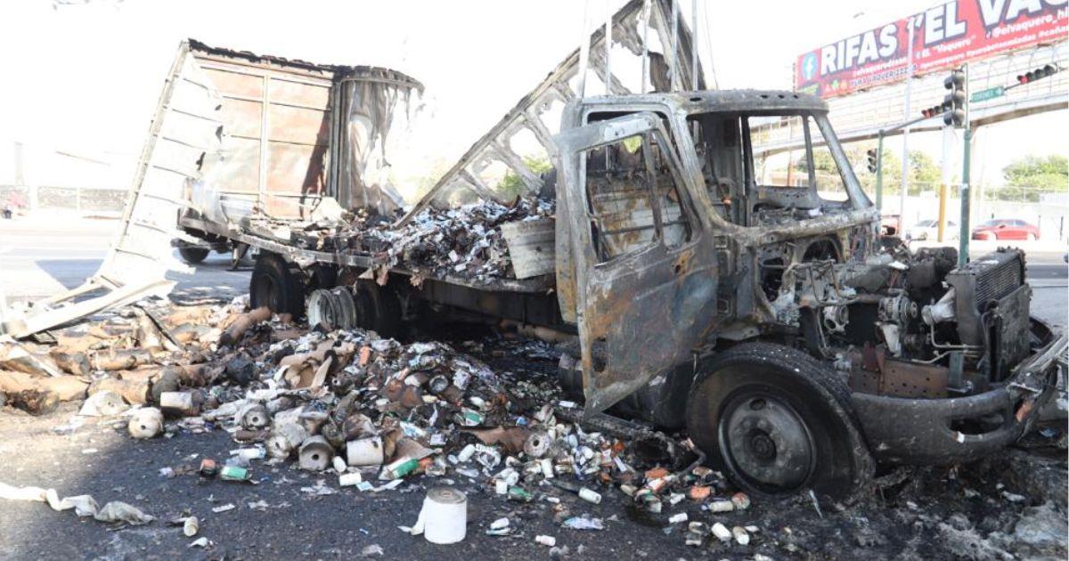 Camión cargado con medicamento arde en llamas al oriente de Hermosillo